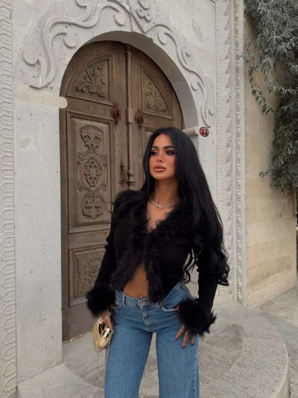 Siyah Kürk Detaylı Triko Hırka