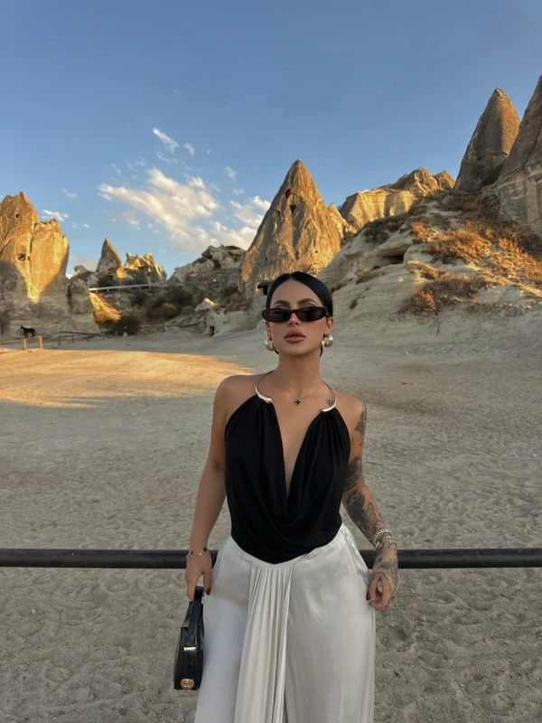 Siyah Nova Aksesuarlı Bluz