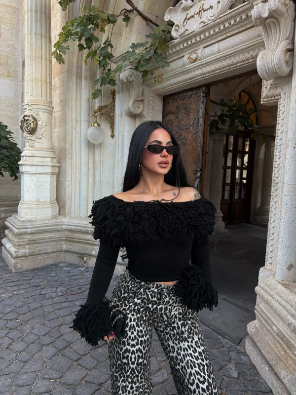 Siyah Püsküllü Crop Kazak