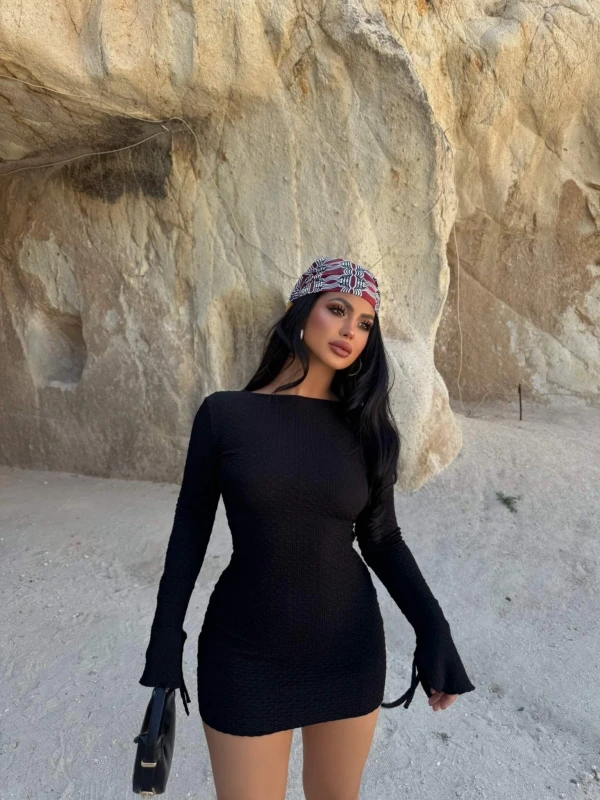 Siyah Sırt Açık Gofre Elbise