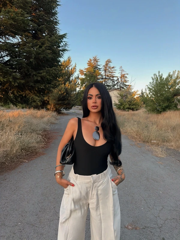 Siyah Sırt Açık V Bodysuit