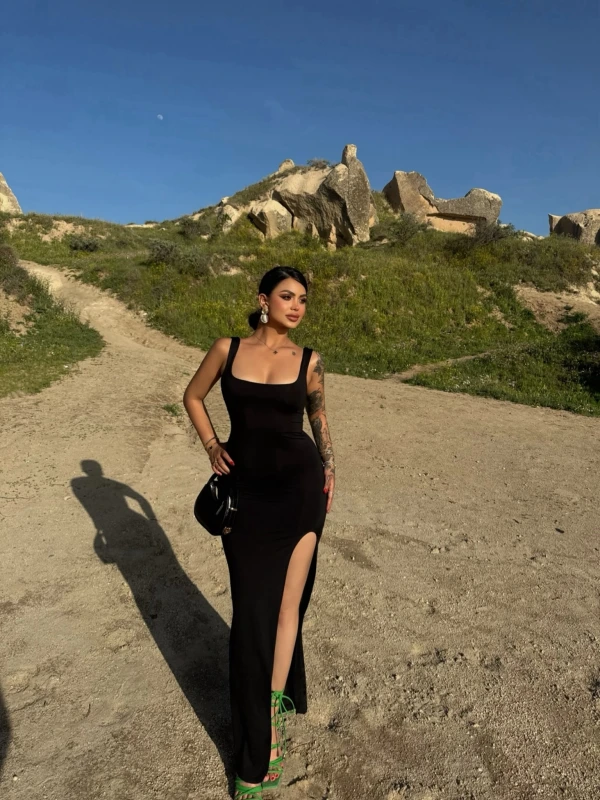 Siyah Tek Yırtmaçlı Kalın Askılı Elbise