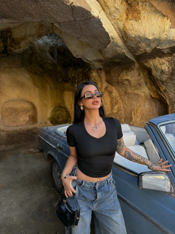 Siyah V Yaka Basic Crop