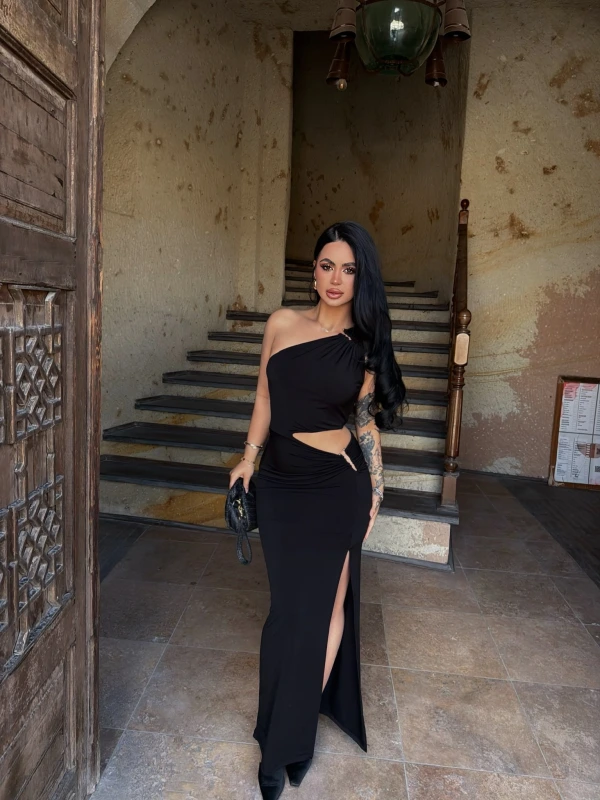 Siyah Yan Pencereli Sandy Elbise