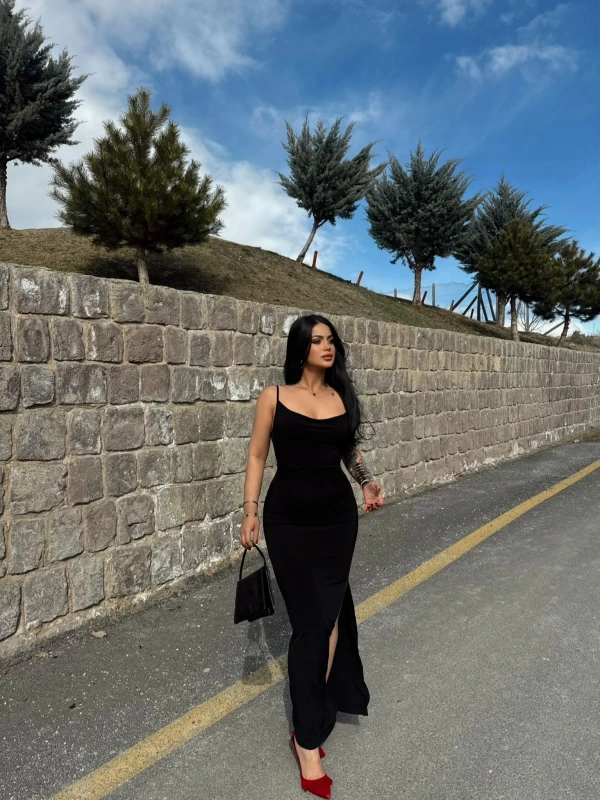 Siyah Yırtmaçlı Degaje Yaka Elbise