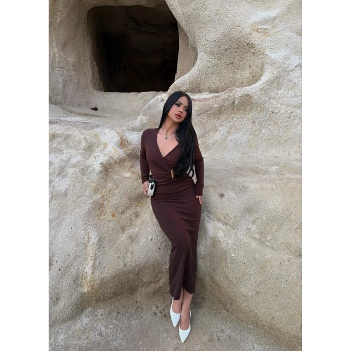 Kahve Kruvaze Yaka Tokalı Elbise