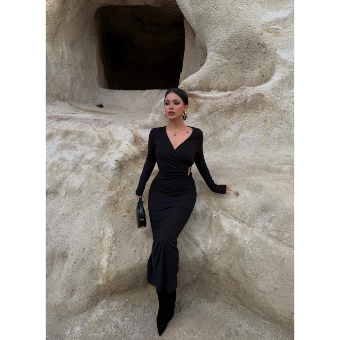 Siyah Kruvaze Yaka Tokalı Elbise