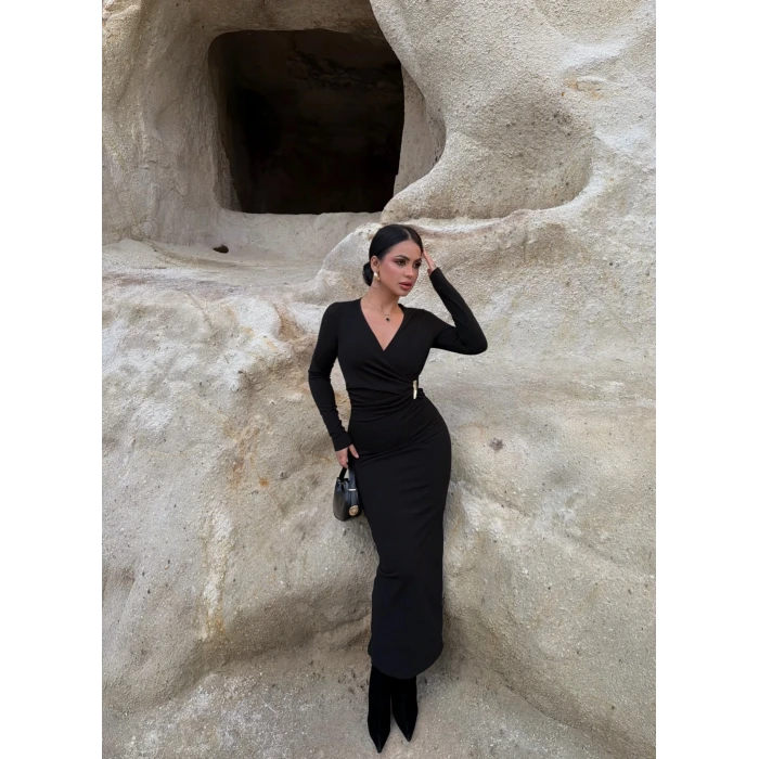 Siyah Kruvaze Yaka Tokalı Elbise