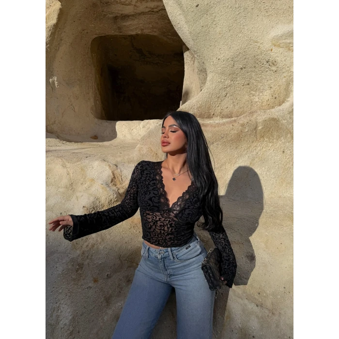 Siyah Noir Yaka Güpürlü Bluz