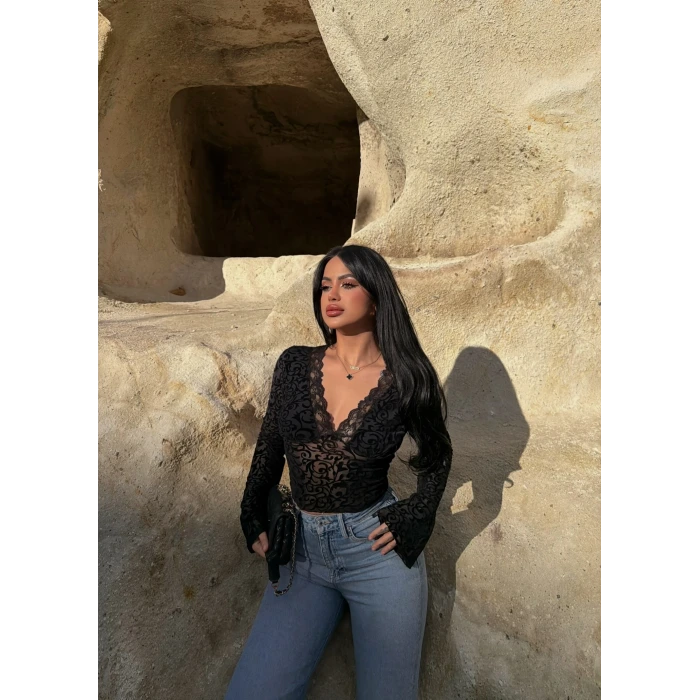 Siyah Noir Yaka Güpürlü Bluz