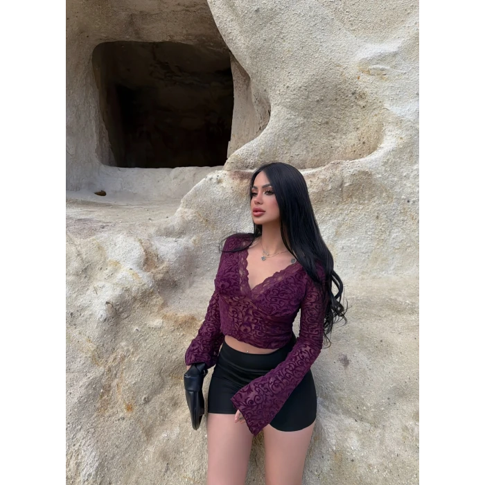 Mor Noir Yaka Güpürlü Bluz