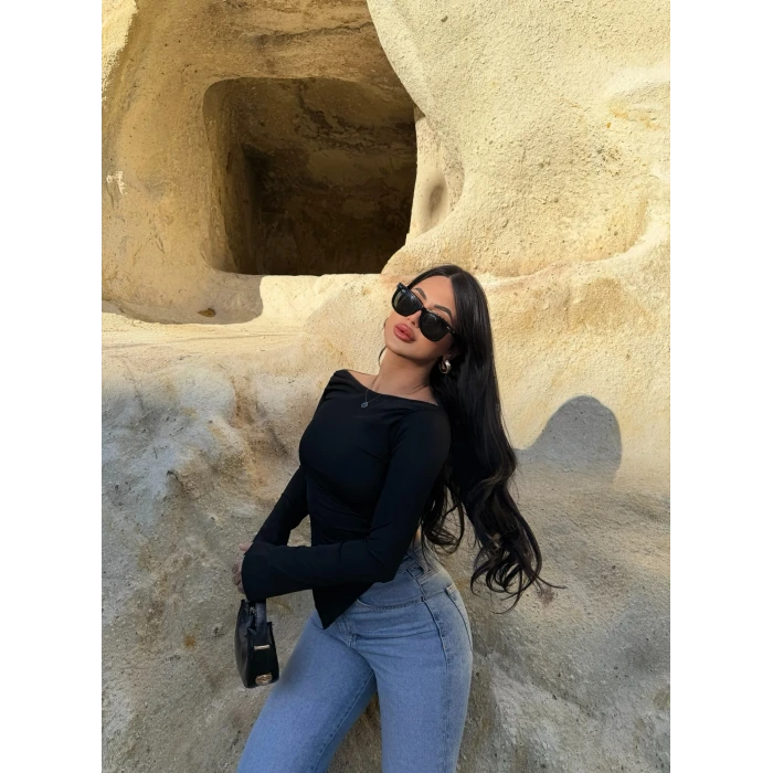 Siyah Asimetrik Geniş Yaka Crop