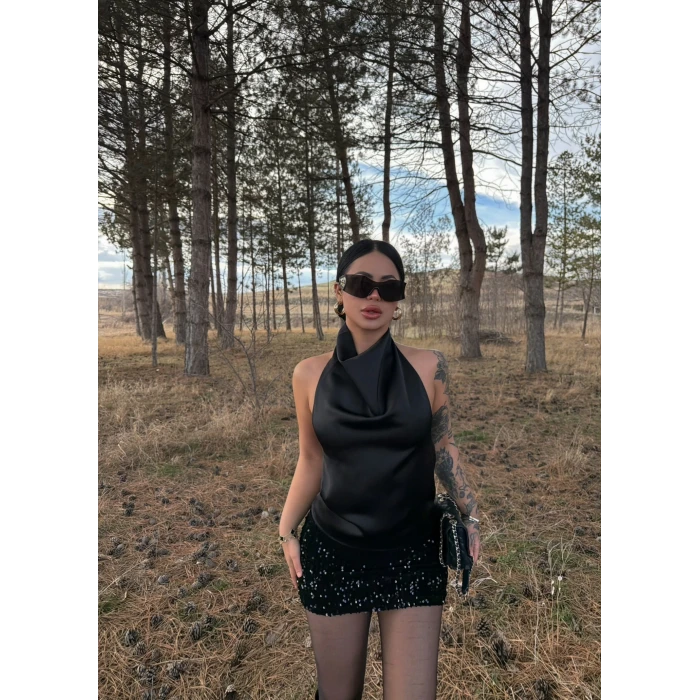 Siyah Boyundan Geçmeli Saten Bluz