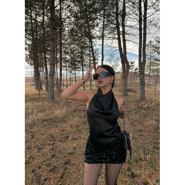 Siyah Boyundan Geçmeli Saten Bluz