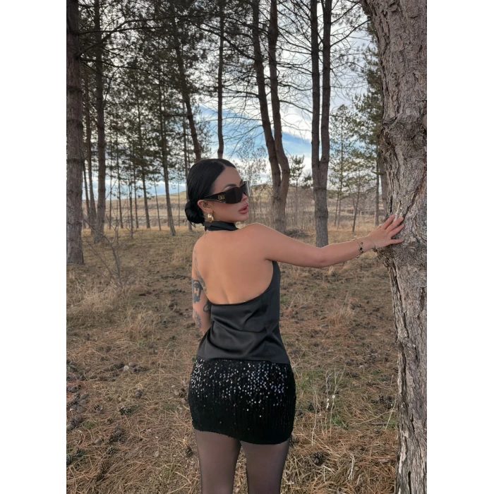 Siyah Boyundan Geçmeli Saten Bluz