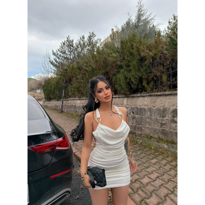 Beyaz Tokalı Sırt Çapraz Büzgülü Elbise