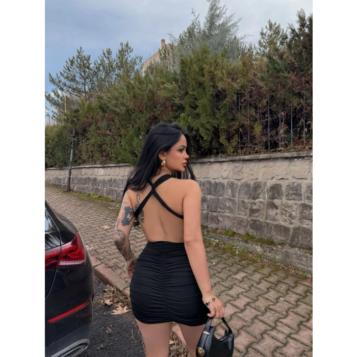 Siyah Tokalı Sırt Çapraz Büzgülü Elbise