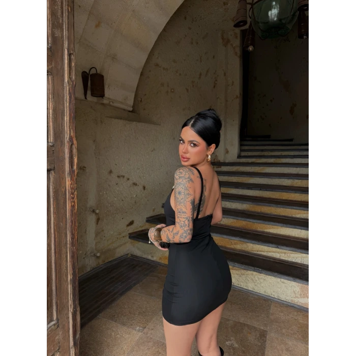 Kalp Yaka Aksesuarlı Elbise