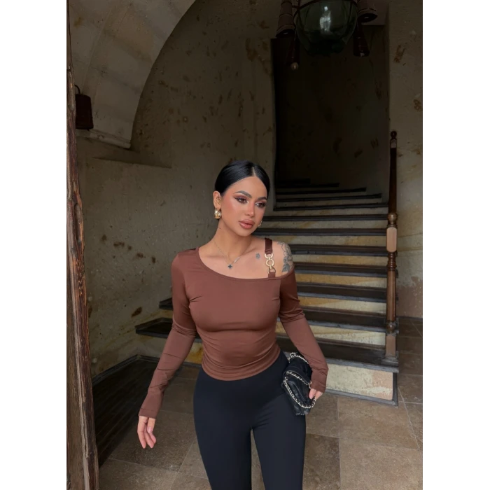 Kahve Omuz Aksesuarlı Bluz