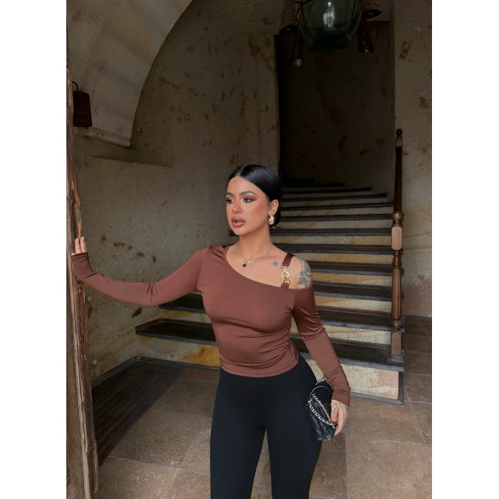 Kahve Omuz Aksesuarlı Bluz