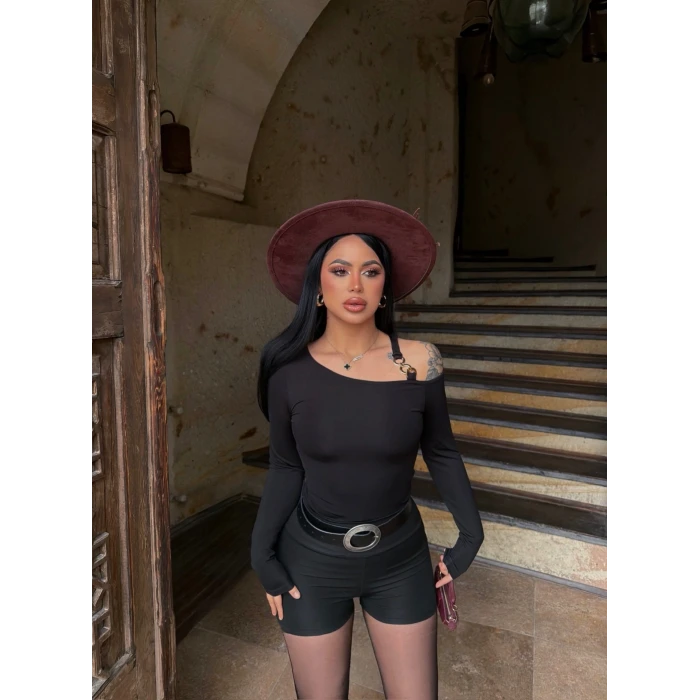 Siyah Omuz Aksesuarlı Bluz