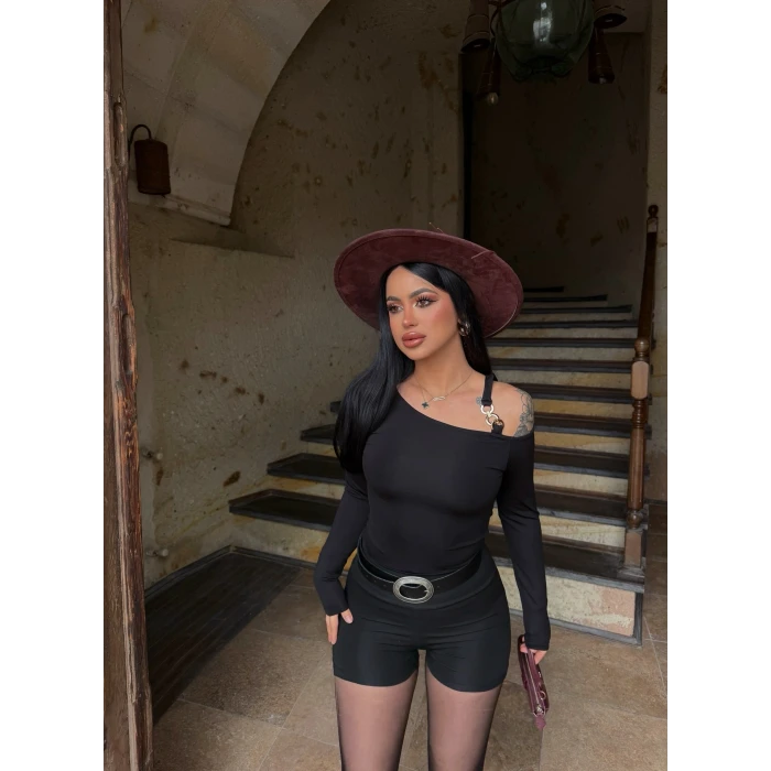 Siyah Omuz Aksesuarlı Bluz