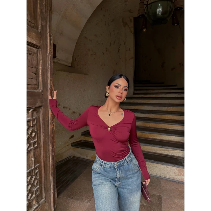 Bordo V Yaka Aksesuarlı Bluz