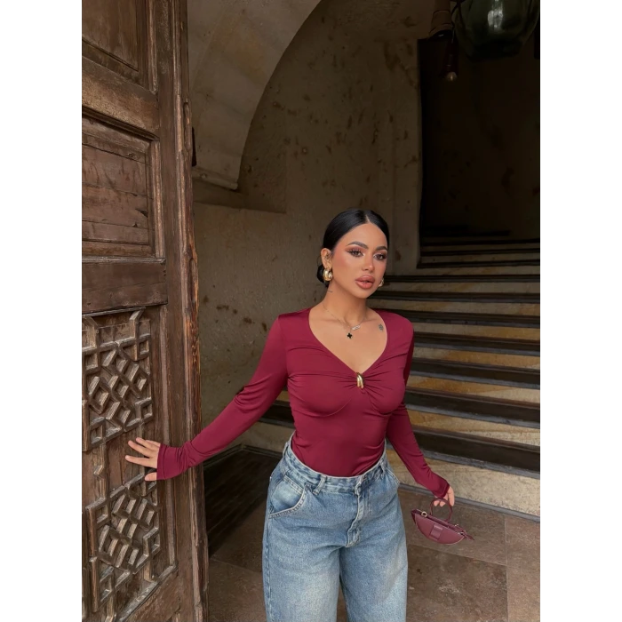 Bordo V Yaka Aksesuarlı Bluz