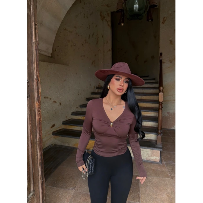 Kahve V Yaka Aksesuarlı Bluz