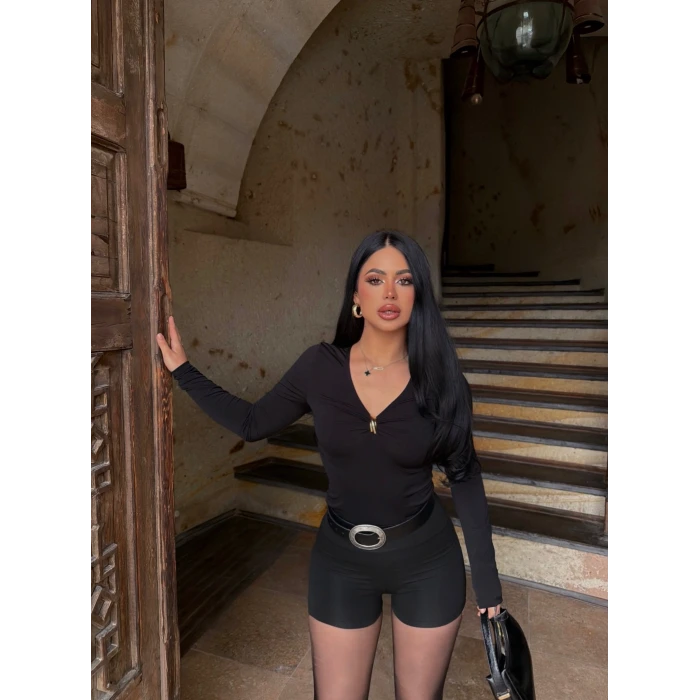 Siyah V Yaka Aksesuarlı Bluz