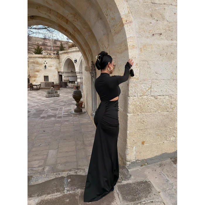 Siyah Yan Pencereli Balık Sırtı Elbise