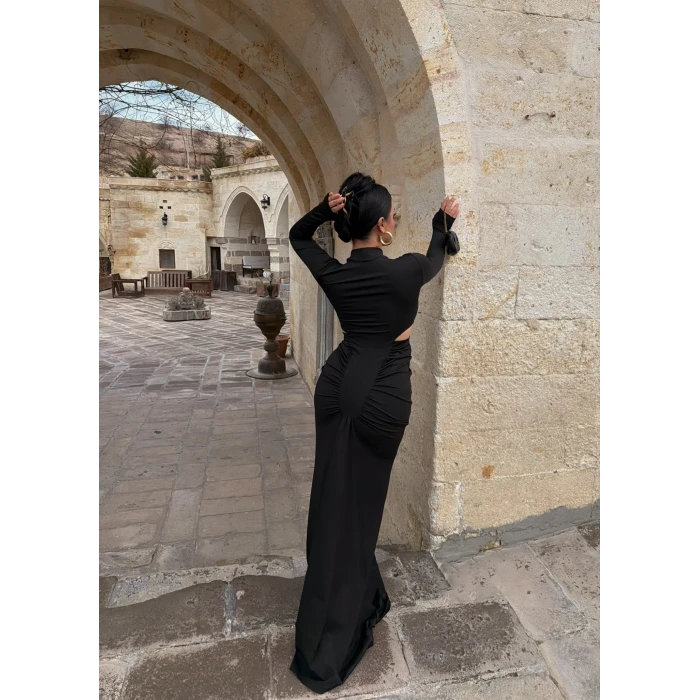 Siyah Yan Pencereli Balık Sırtı Elbise