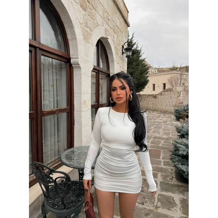 Beyaz Omuz Vatkalı Sırt Dekolte Elbise