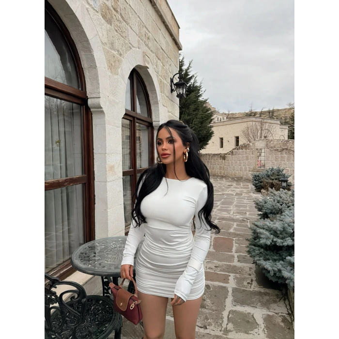 Beyaz Omuz Vatkalı Sırt Dekolte Elbise