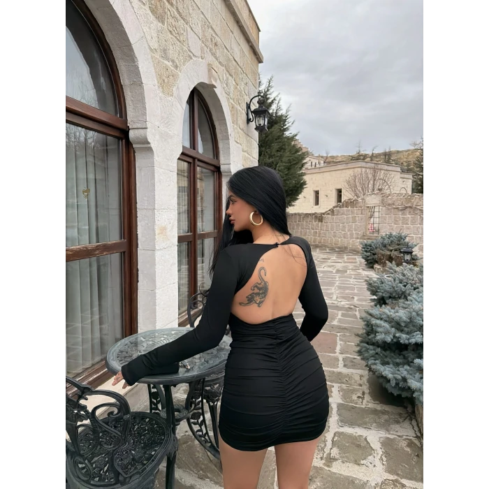 Siyah Omuz Vatkalı Sırt Dekolte Elbise