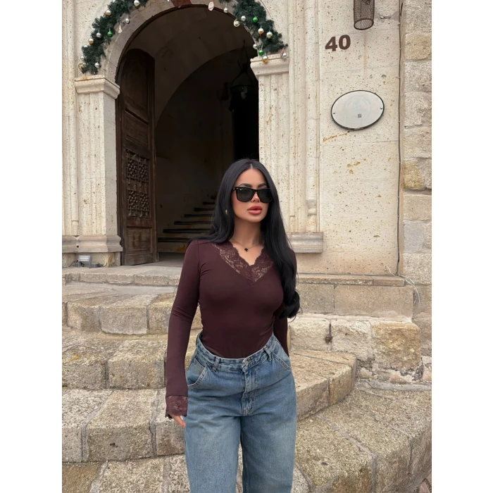 Kahve Yaka ve Kol Güpürlü Bluz