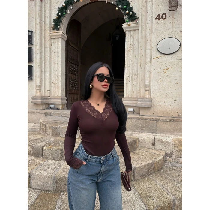 Kahve Yaka ve Kol Güpürlü Bluz