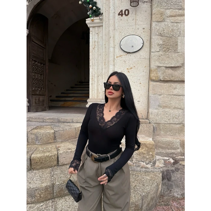 Siyah Yaka ve Kol Güpürlü Bluz