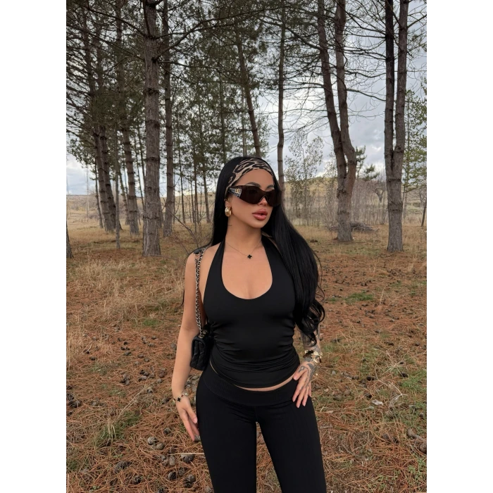 Siyah Boyundan Geçmeli Basic Crop