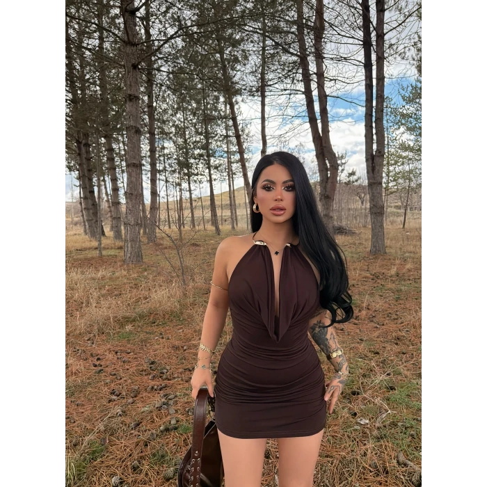 Kahve Boyun Aksesuarlı Elbise