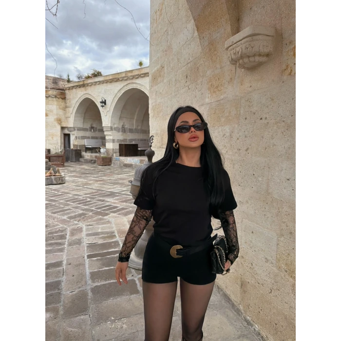 Siyah Kolları Güpürlü Basic Tişört