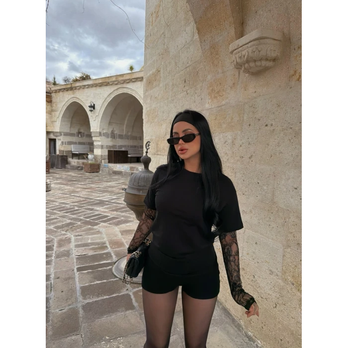 Siyah Kolları Güpürlü Basic Tişört