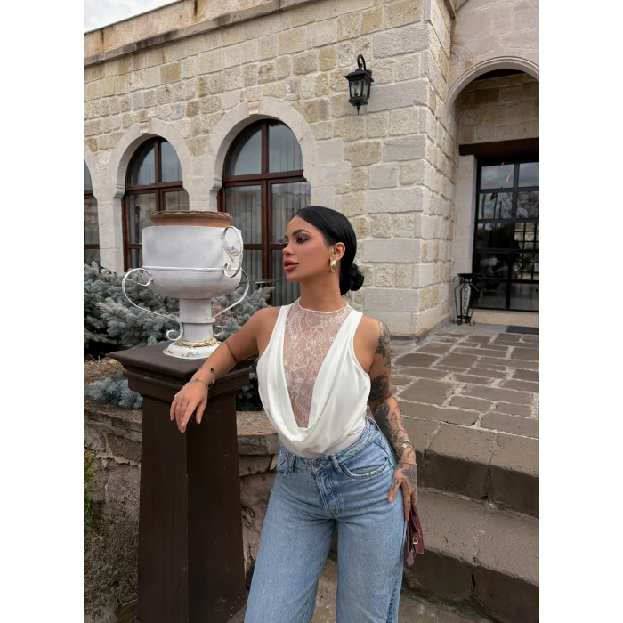 Beyaz Sırt Düğmeli Güpürlü Bodysuit