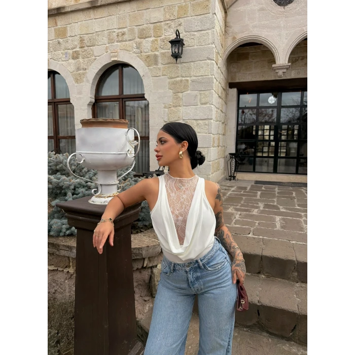 Beyaz Sırt Düğmeli Güpürlü Bodysuit