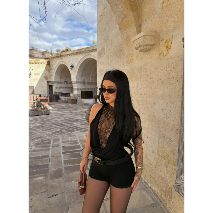 Siyah Sırt Düğmeli Güpürlü Bodysuit