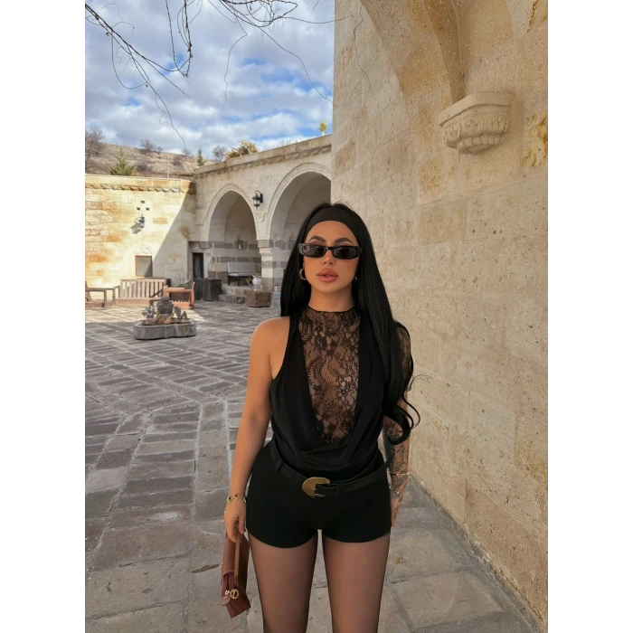 Siyah Sırt Düğmeli Güpürlü Bodysuit