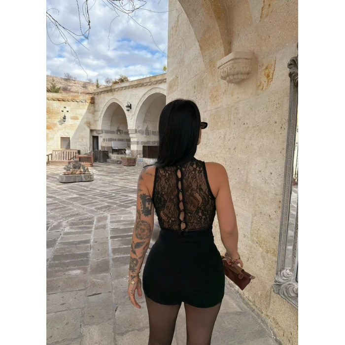 Siyah Sırt Düğmeli Güpürlü Bodysuit