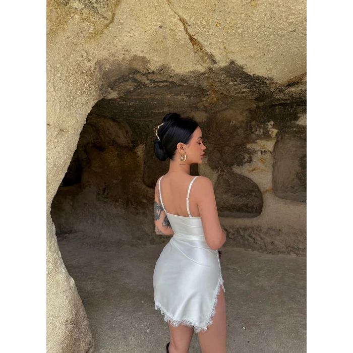 Beyaz Güpürlü Saten Elbise