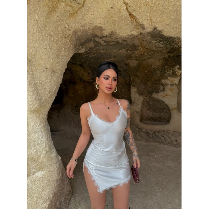 Beyaz Güpürlü Saten Elbise