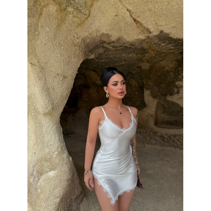 Beyaz Güpürlü Saten Elbise